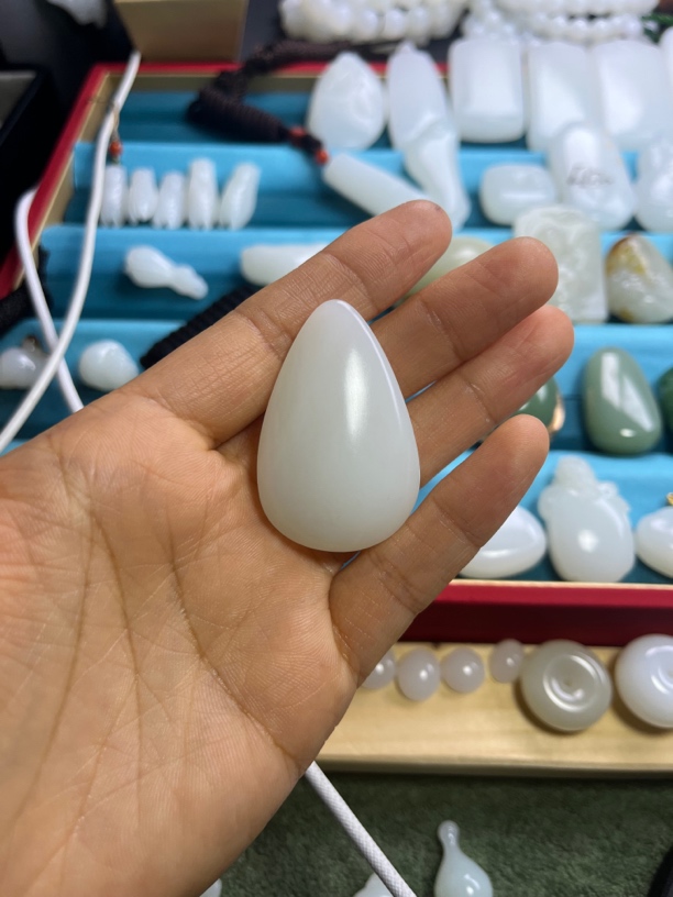 新疆和田玉白玉水滴