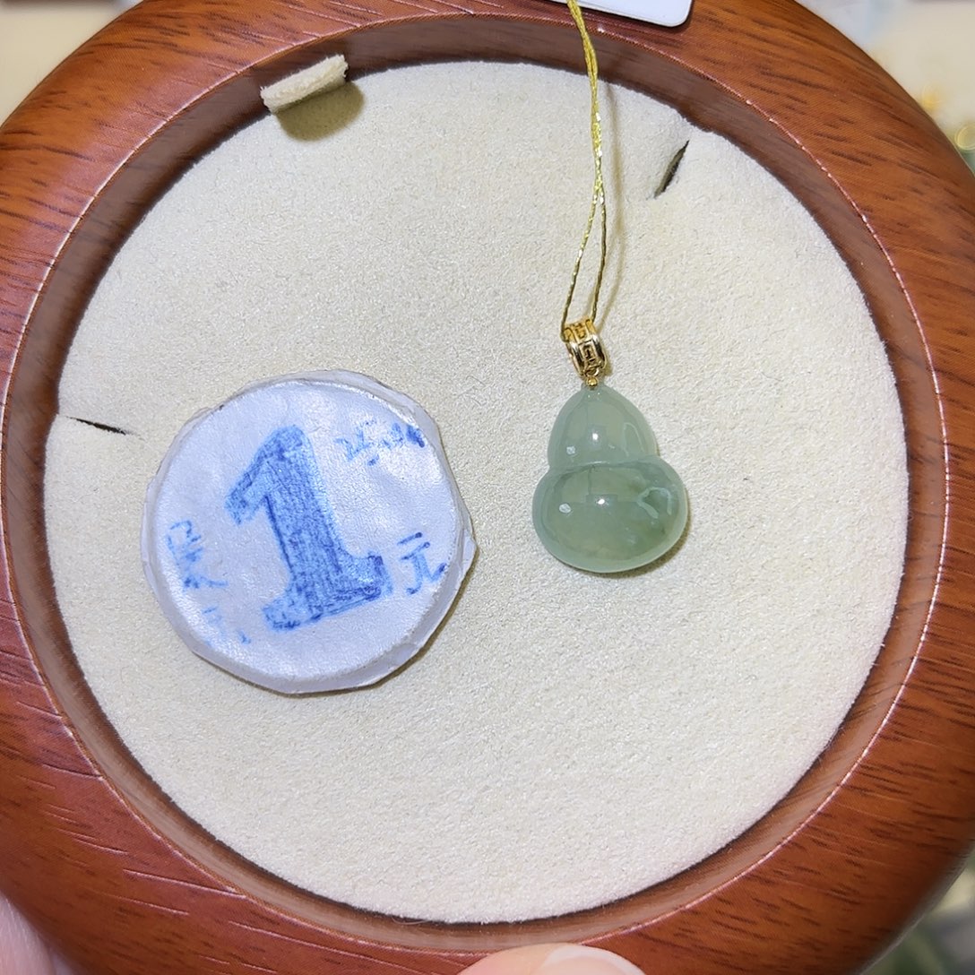 翡翠18K金镶嵌颈饰葫芦