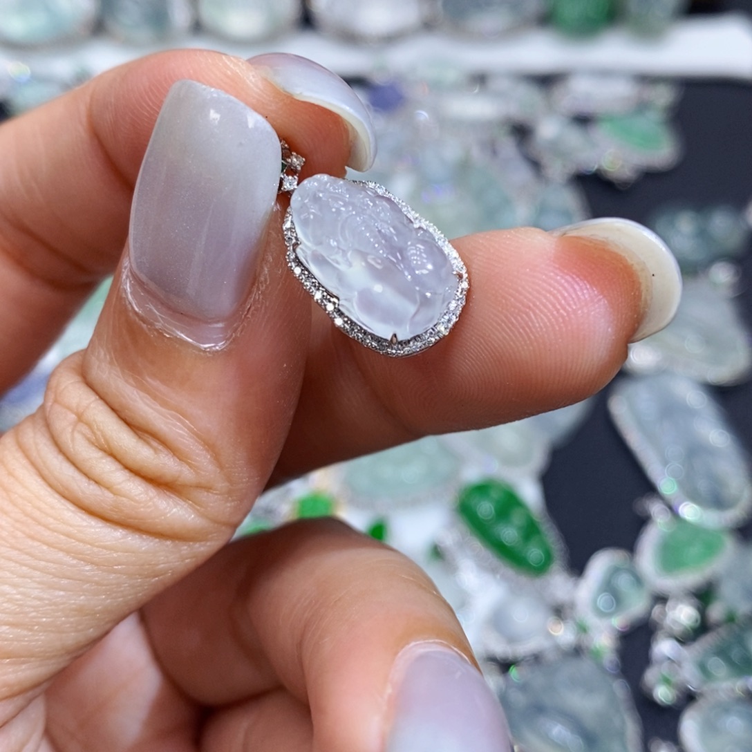 翡翠18K金镶嵌颈饰