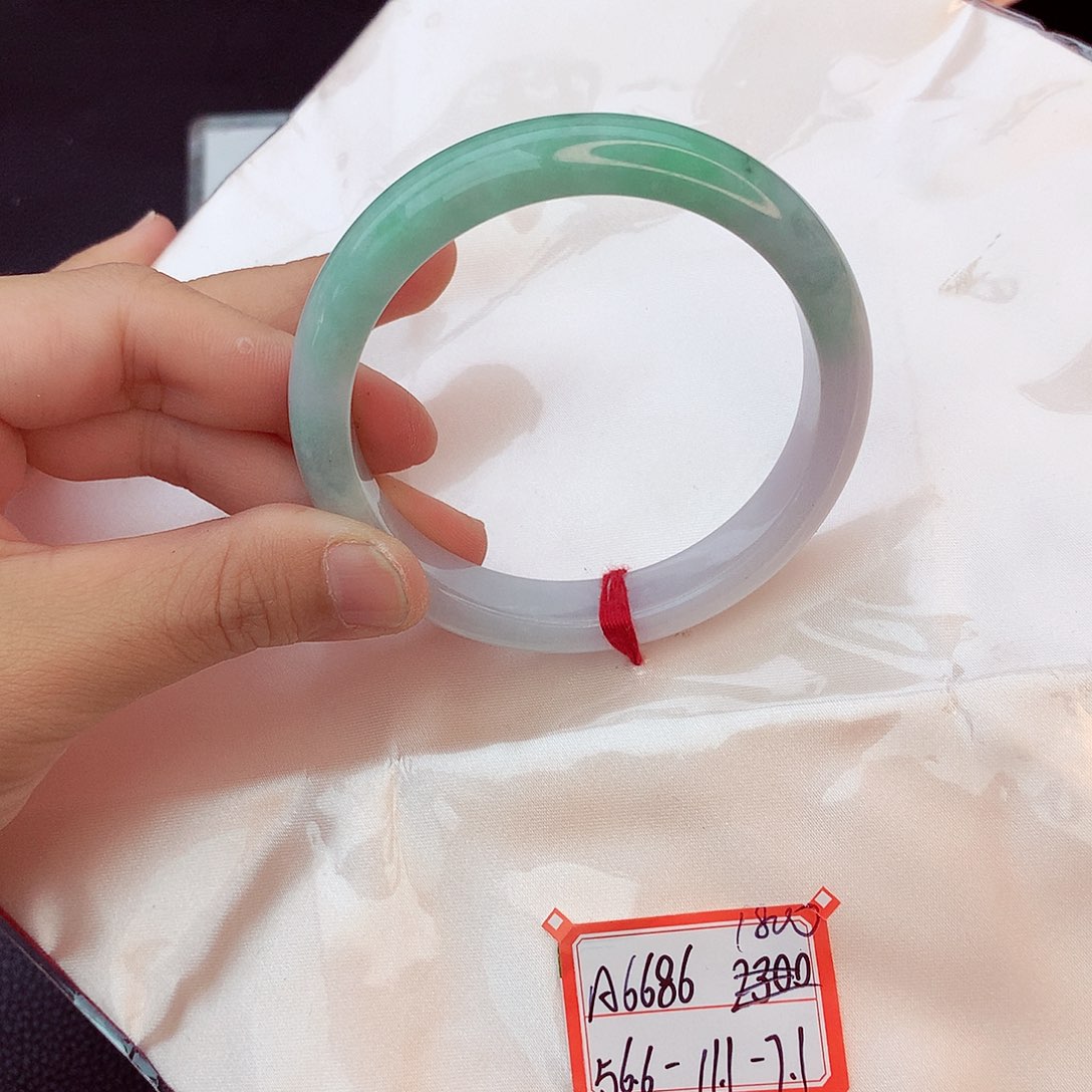 翡翠手镯未镶嵌翡翠