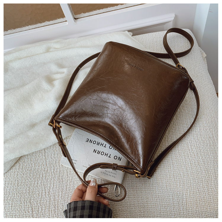 2025年新款手机包车缝线斜挎包拉链简约风秋冬水桶包小众