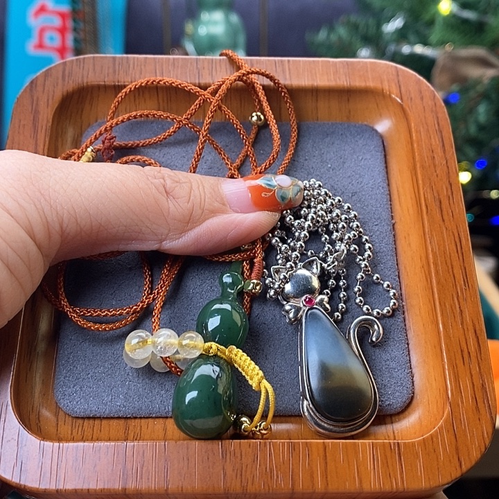 凉***栀和田玉未镶嵌颈饰