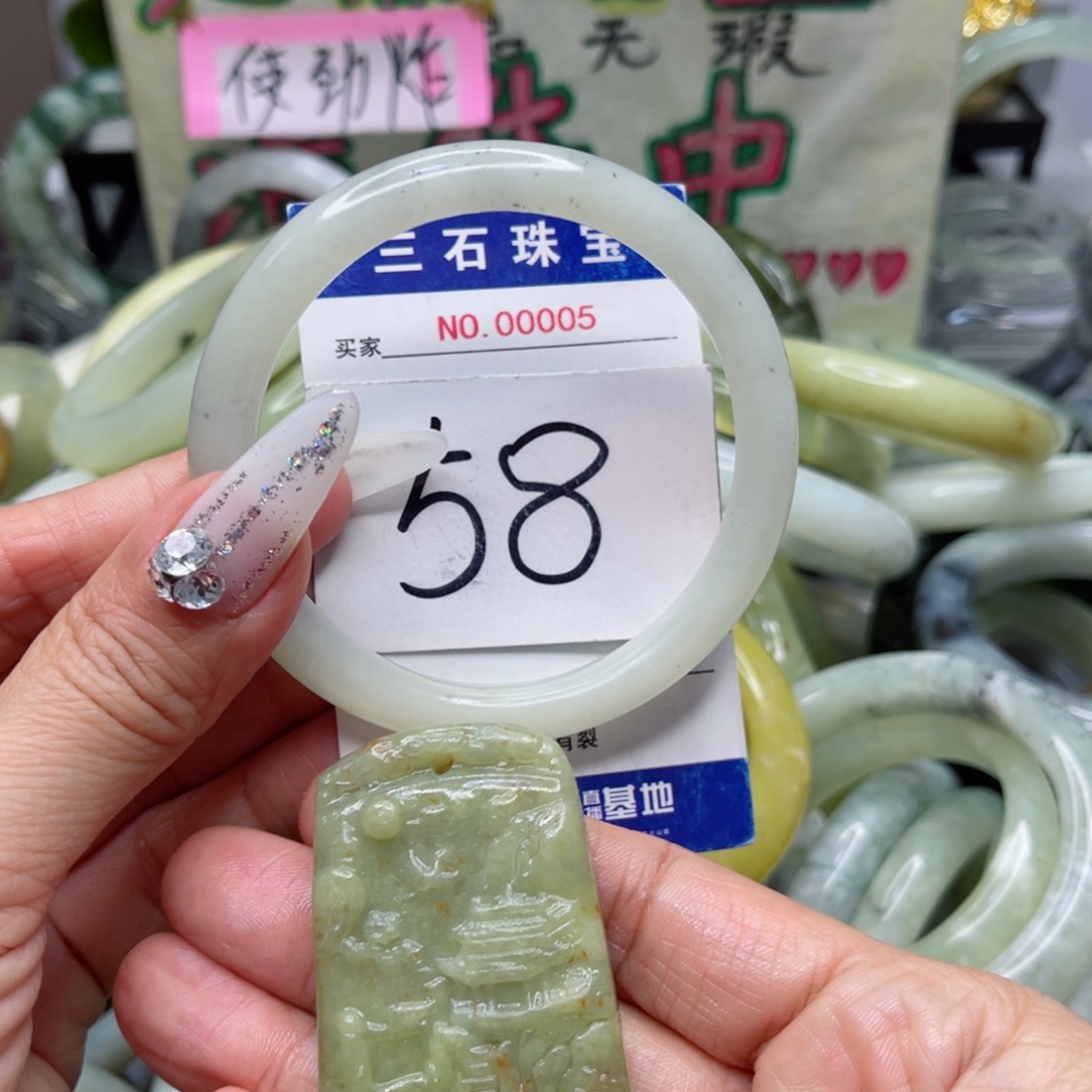 蛇纹石玉手镯未镶嵌