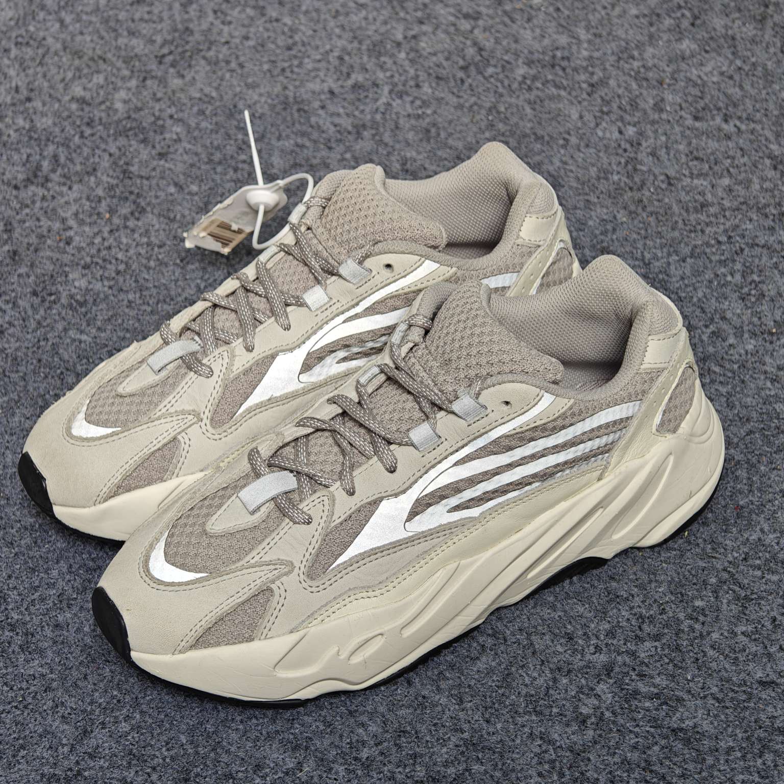 阿迪达斯yeezy700天使 42.5码无盒 成色很新 OO1132休闲鞋
