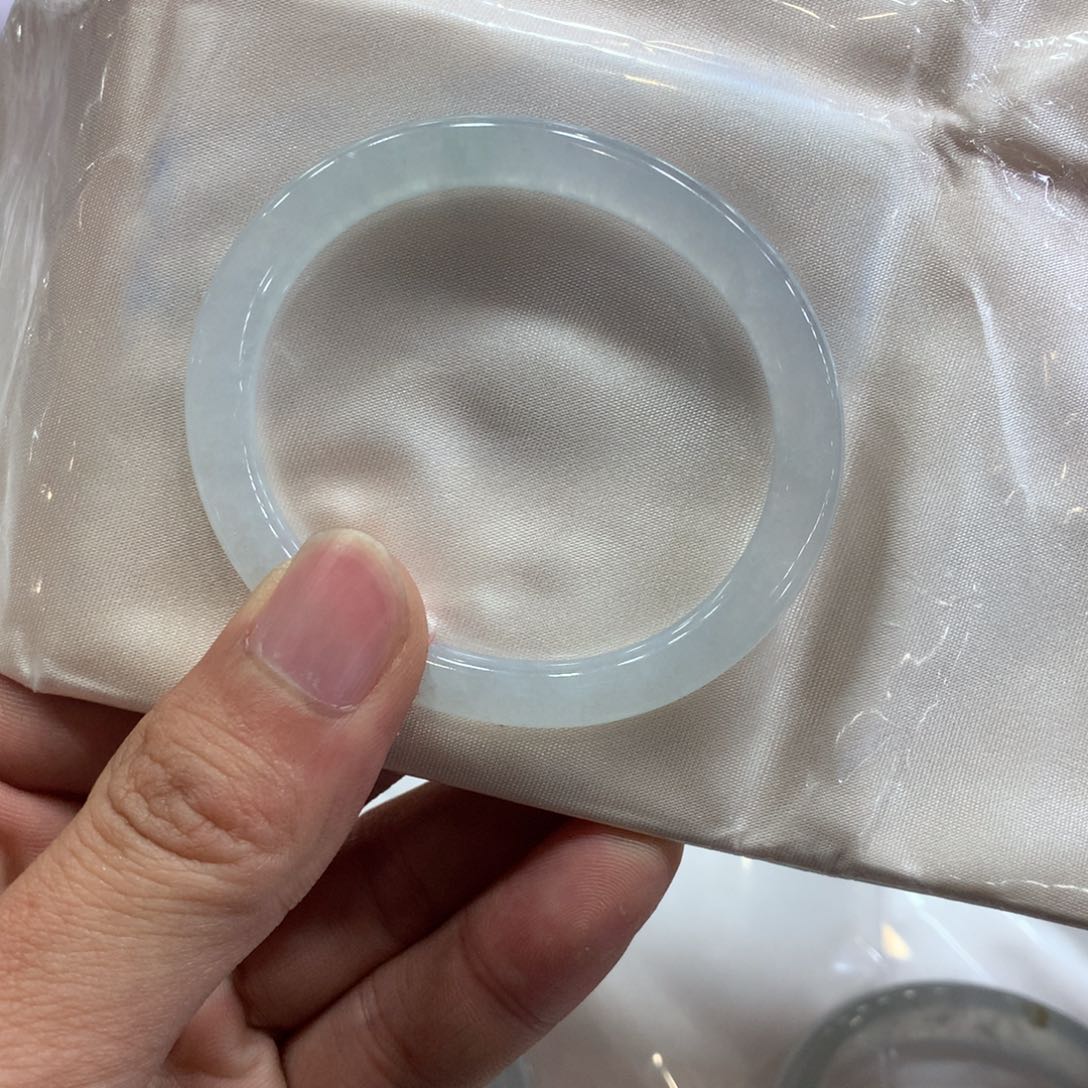 翡翠手镯未镶嵌翡翠