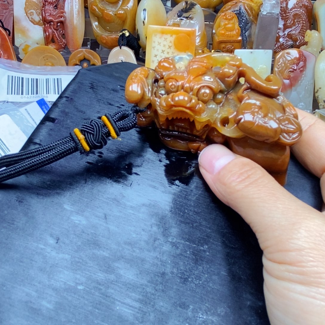 石英质玉（黄龙玉）颈饰未镶嵌