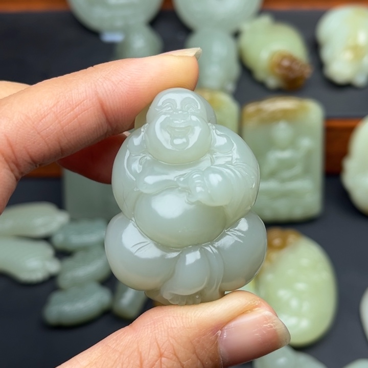 恐***狼和田玉未镶嵌颈饰