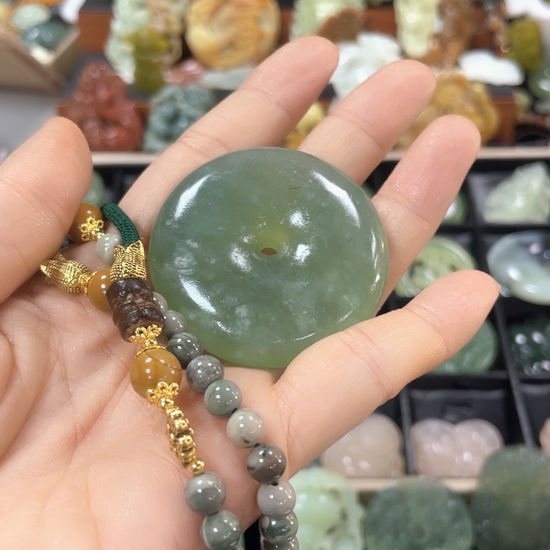 蛇纹石玉颈饰未镶嵌