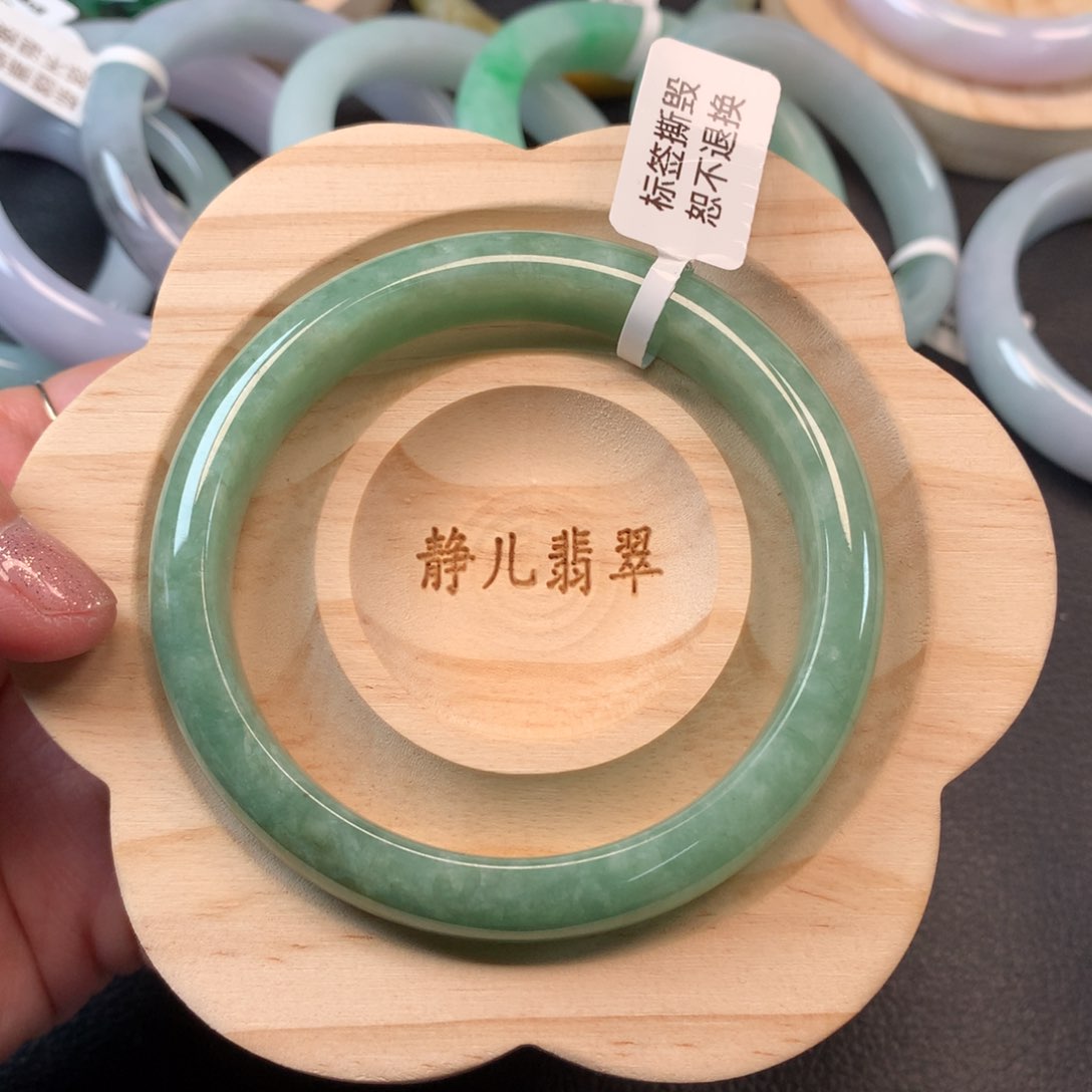 翡翠手镯未镶嵌58圈口