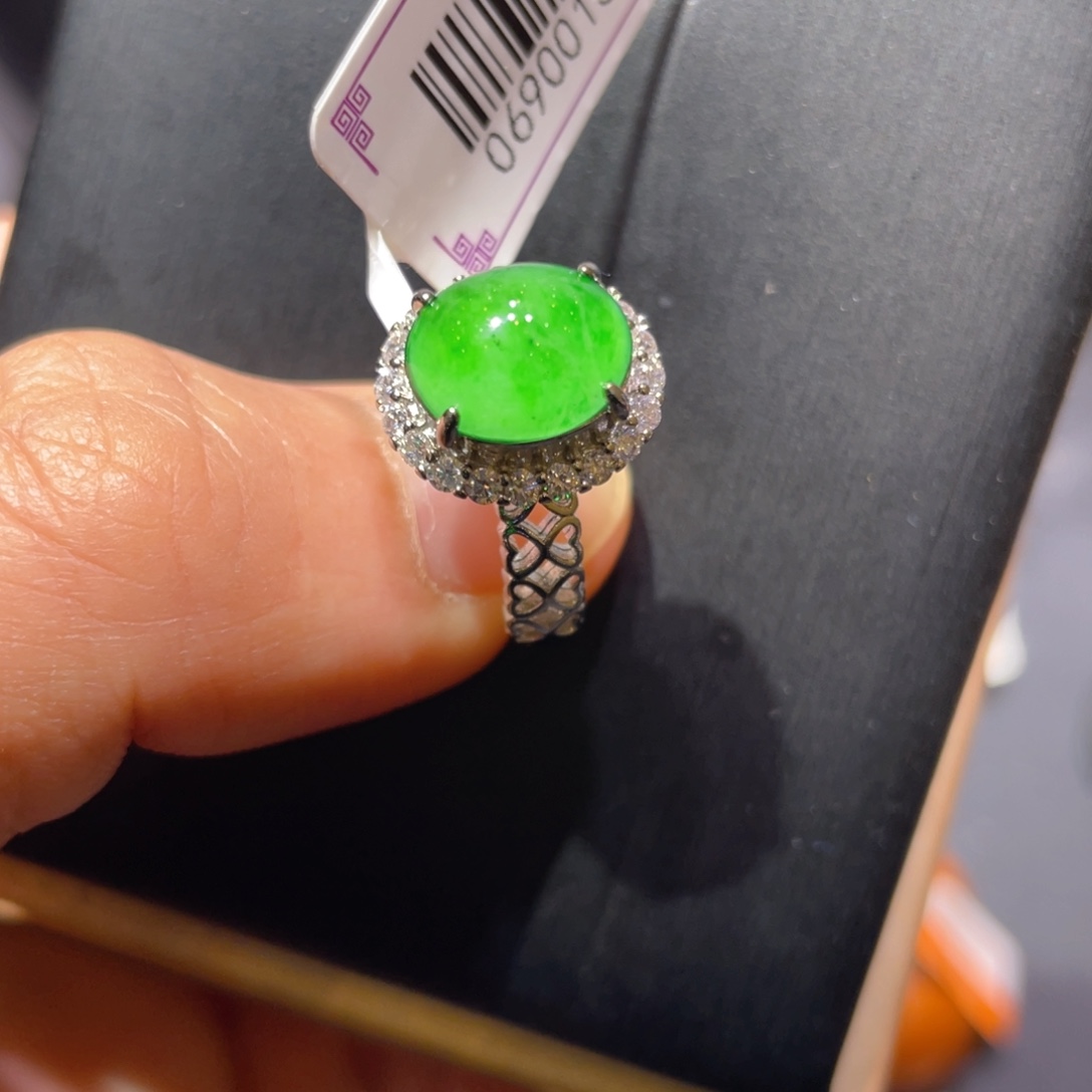 翡翠未镶嵌颈饰戒指