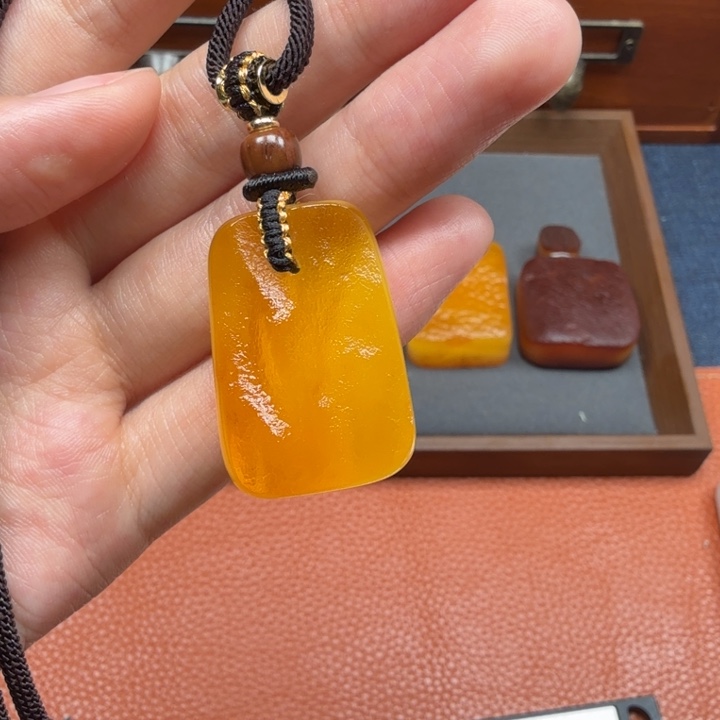 蜜蜡未镶嵌吊坠(赠链)