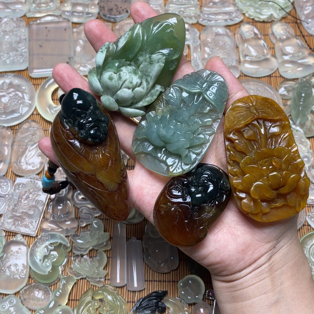 未镶嵌蛇纹石玉颈饰旧**里
