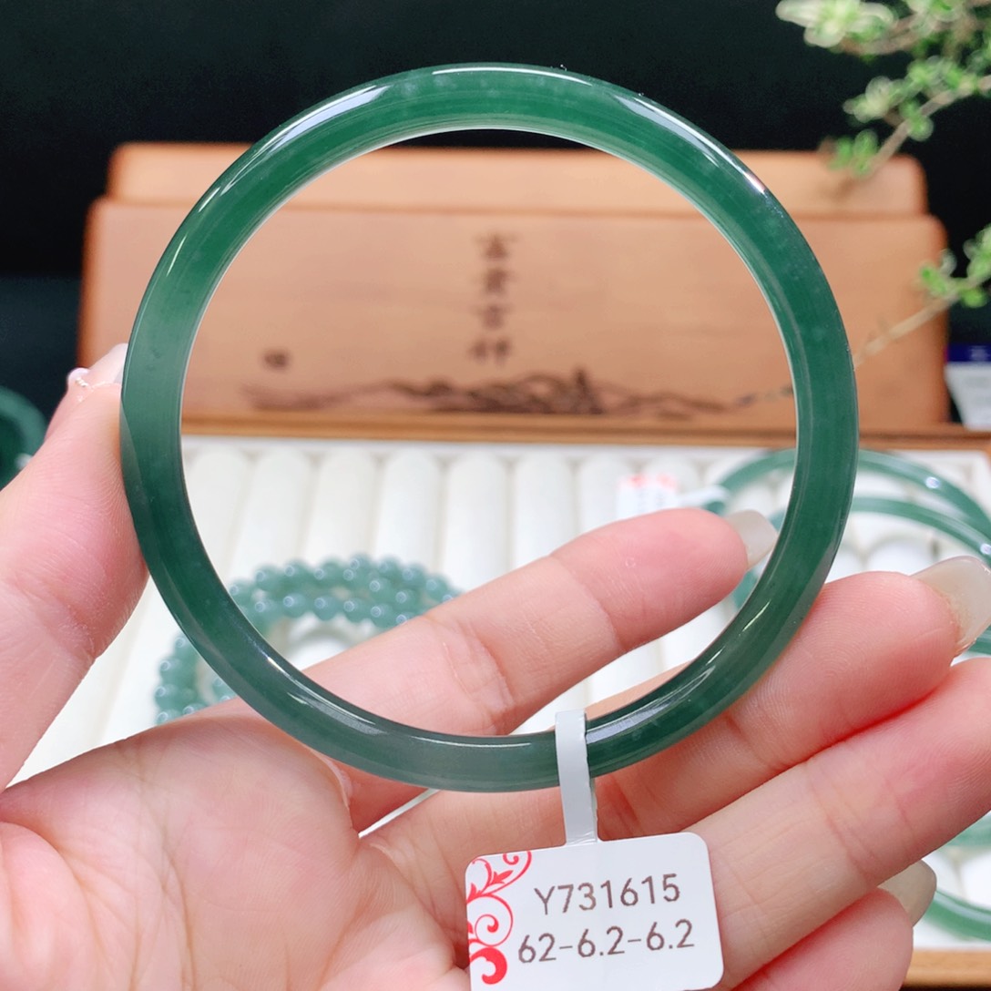 翡翠手镯未镶嵌天然