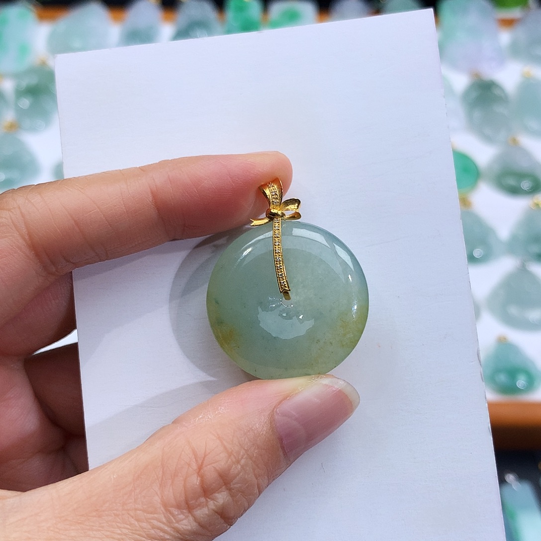 翡翠18K金镶嵌颈饰翡翠吊坠