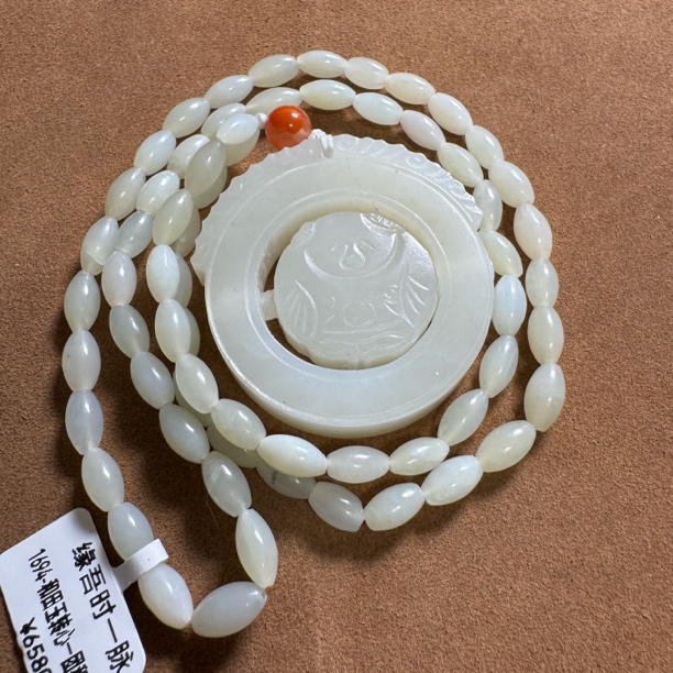 1694-和田玉一团和气转心佩有石纹直径45.1