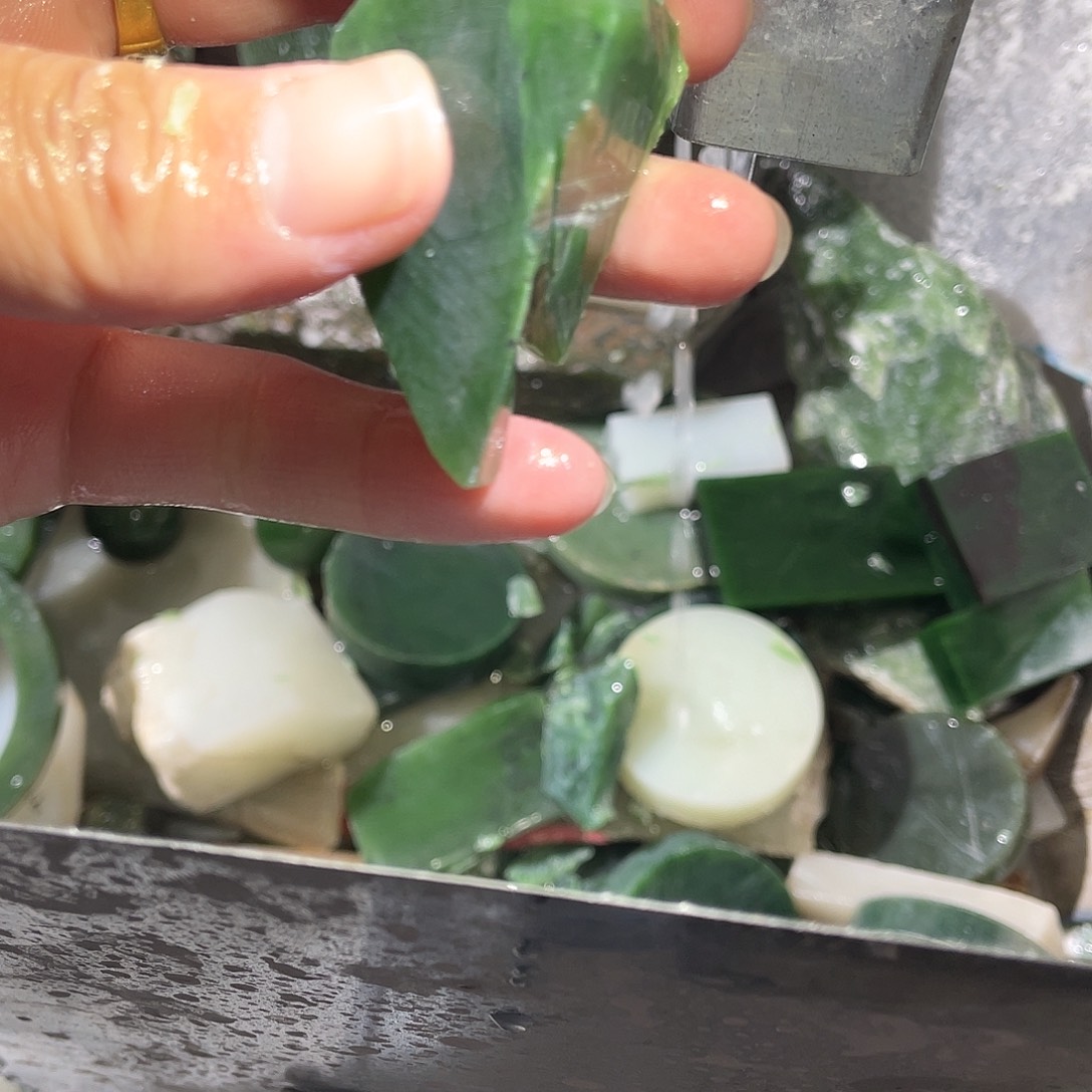 守***空和田玉（碧玉）未镶嵌珠宝半成品