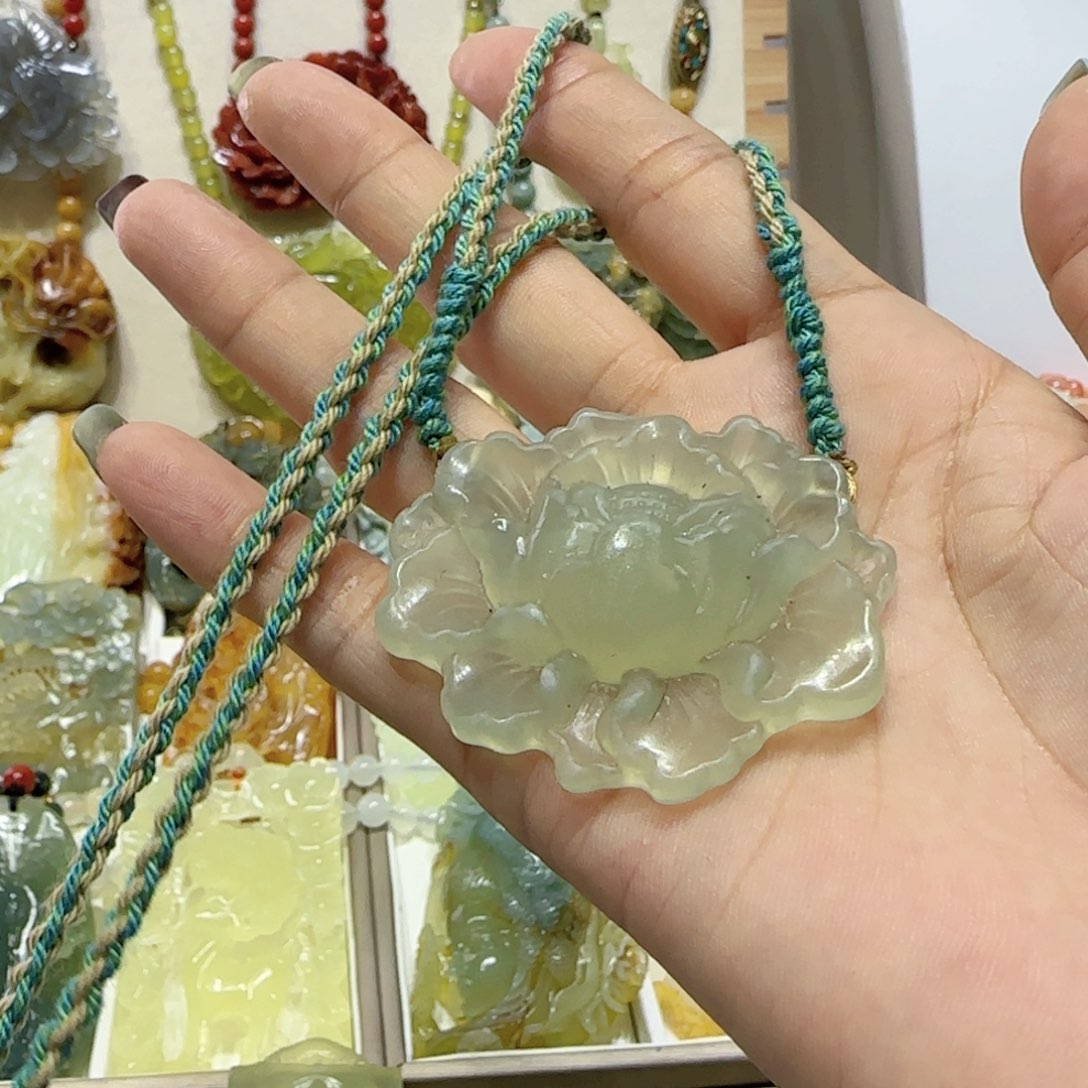 未镶嵌蛇纹石玉吊坠