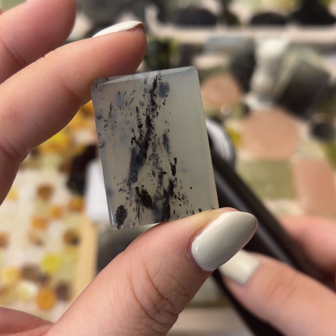 蛇纹石玉颈饰合金