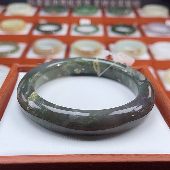 和田玉手镯未镶嵌多色