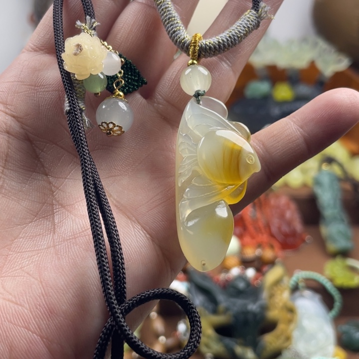 蛇纹石玉未镶嵌吊坠