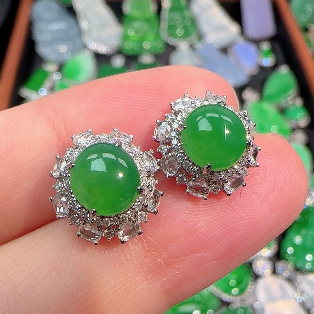 翡翠耳饰18K金镶嵌阳绿蛋面耳钉