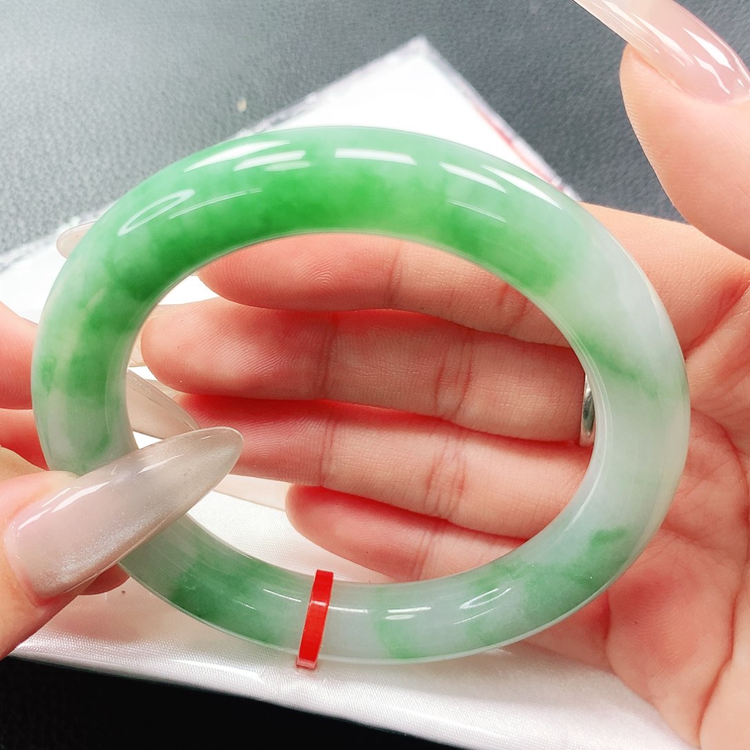 翡翠手镯未镶嵌54圈
