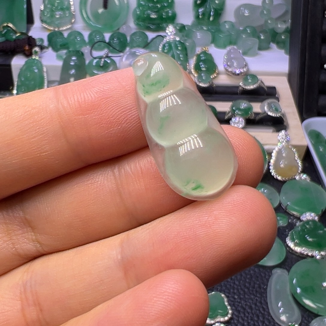 石英质玉（非洲翠）未镶嵌颈饰