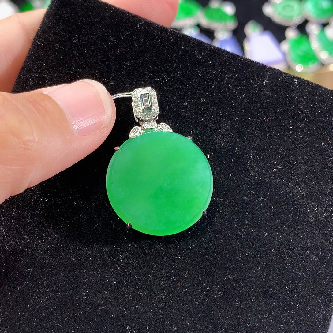 翡翠18K金镶嵌颈饰