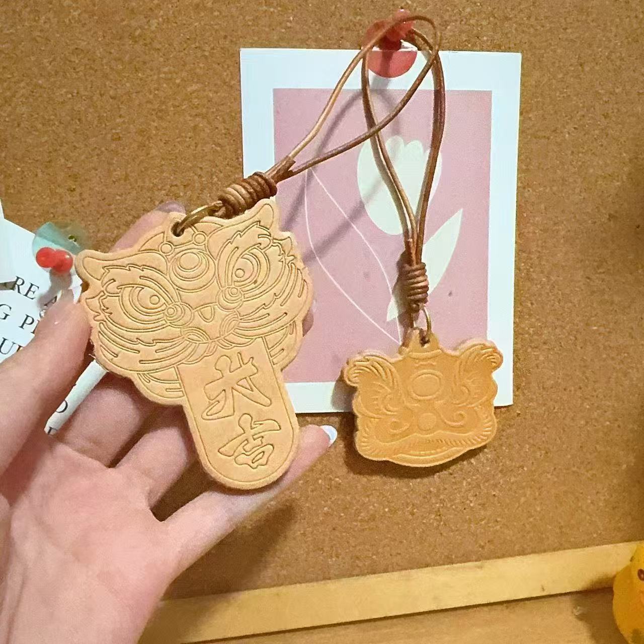 中式头层植鞣牛皮手工牛皮钥匙扣环挂件醒狮汽车装饰饰品可盘可养