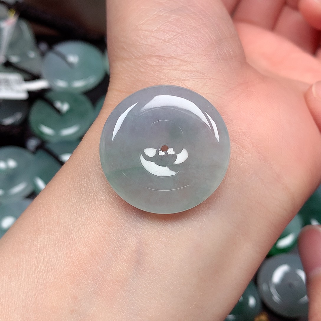 翡翠颈饰未镶嵌平安扣