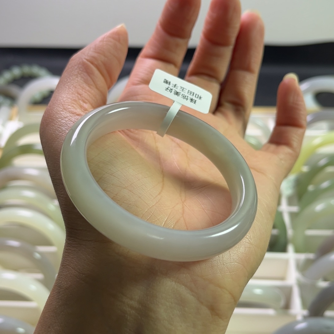 和田玉手镯53圈口未镶嵌