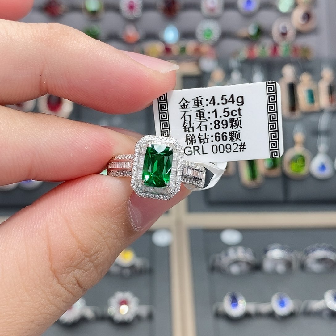 石榴石（沙弗莱）戒指18K金镶嵌1.5。