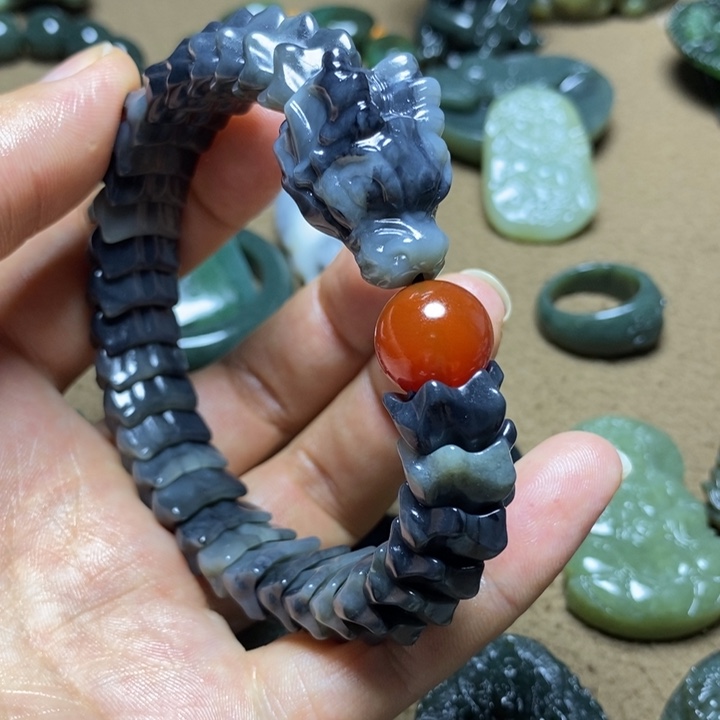 大***；和田玉未镶嵌颈饰