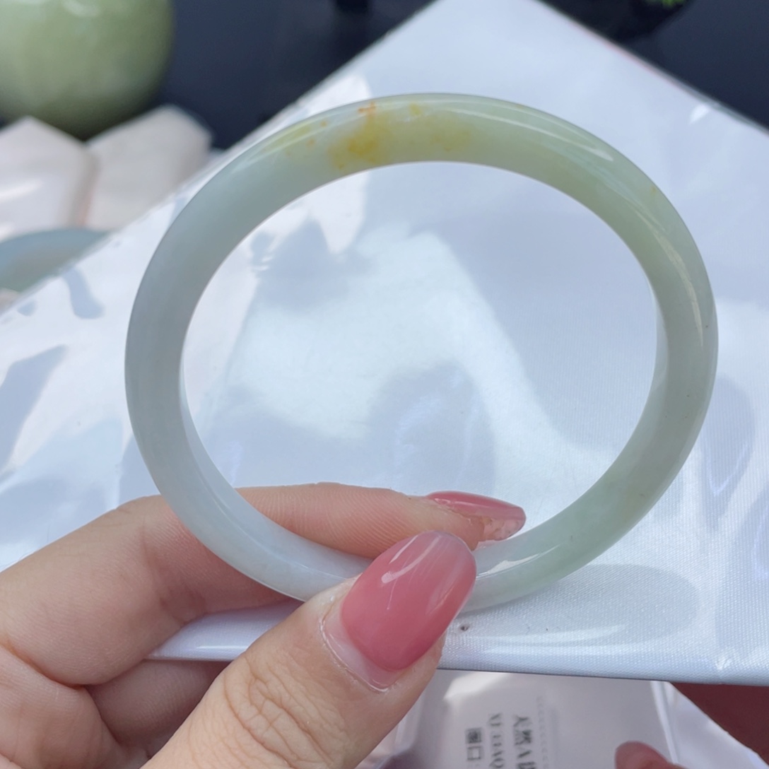 翡翠手镯未镶嵌翡翠