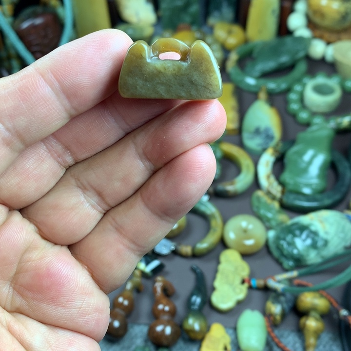 吊坠(赠链)未镶嵌岫岩河磨玉（透闪石质玉）