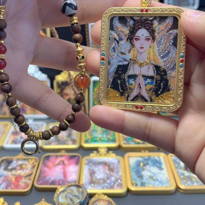 吊坠一面彩金一面浮雕壳子链子