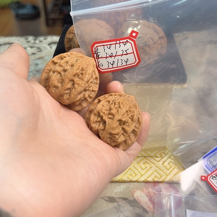 文玩核桃把件梨木台