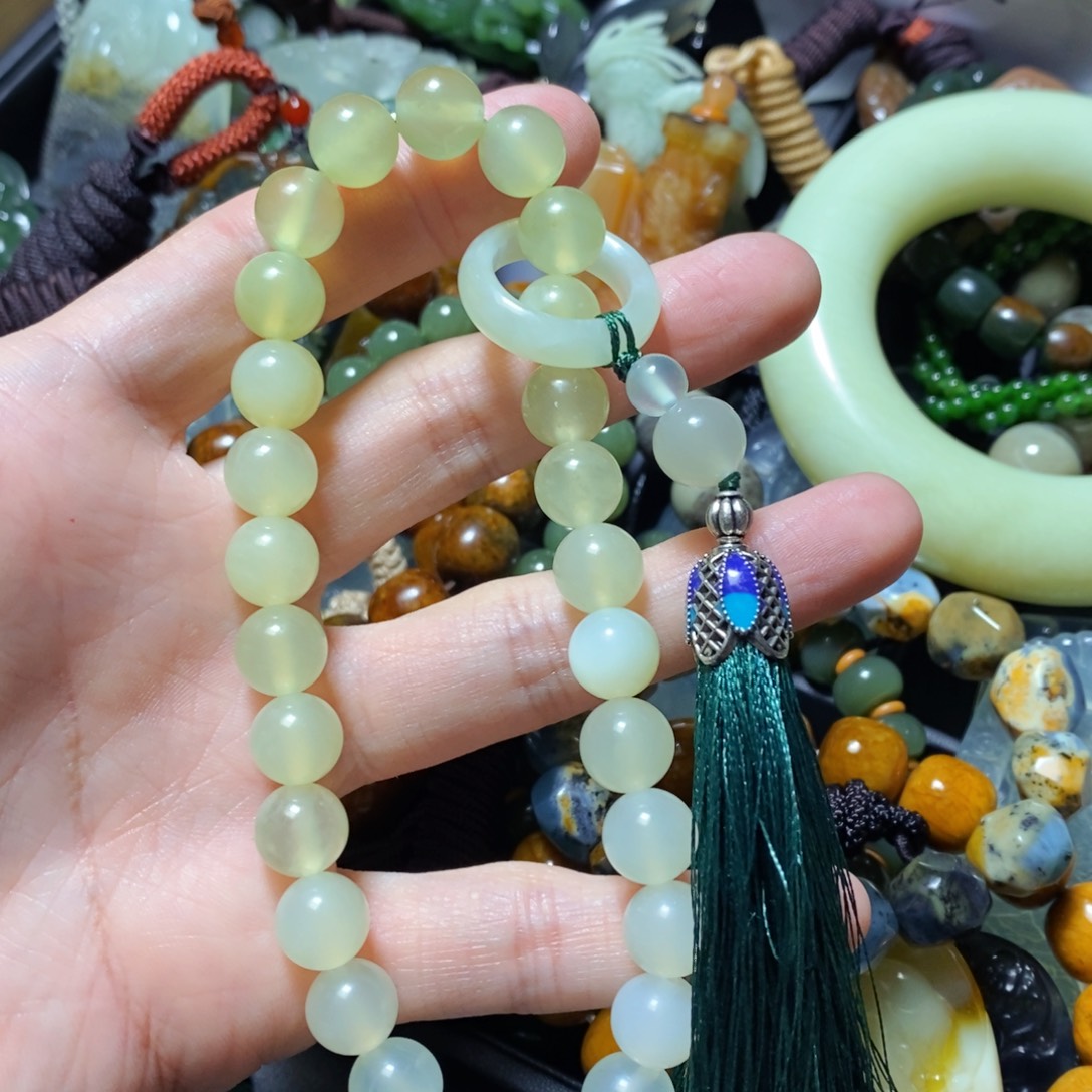 蛇纹石玉未镶嵌颈饰微瑕