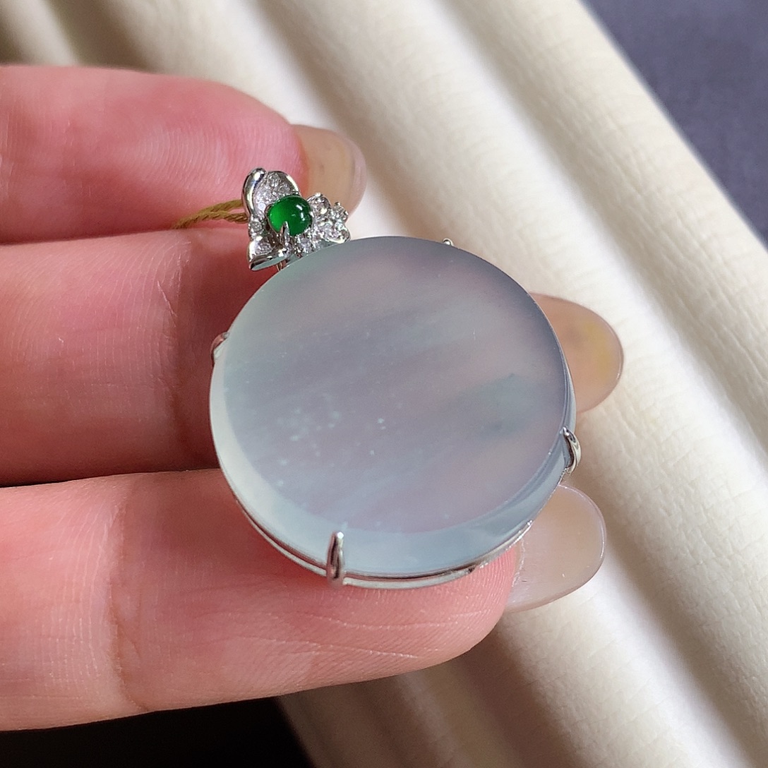 翡翠18K金镶嵌颈饰圆牌