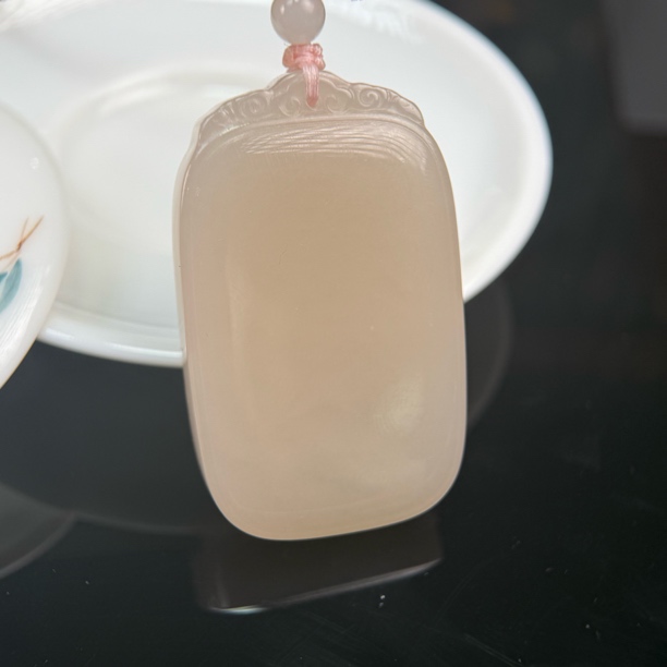 和田玉熟藕粉无事牌吊坠（高55*宽34*厚11mm）