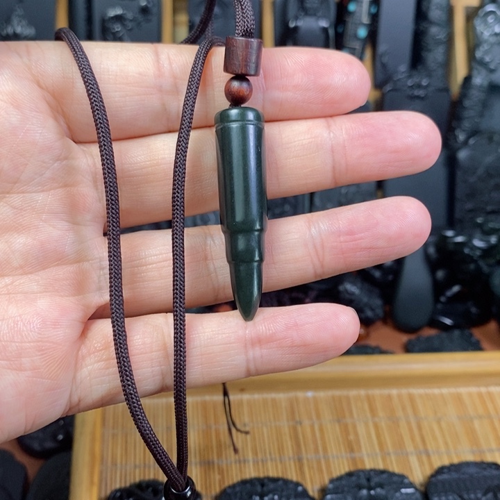 颈饰未镶嵌和田玉（青玉）