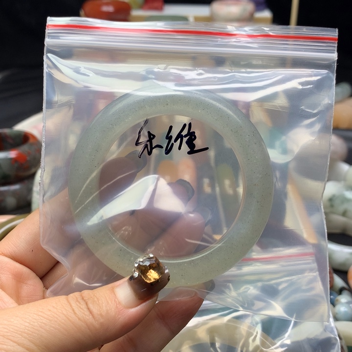 未镶嵌手镯石英质玉玉*
