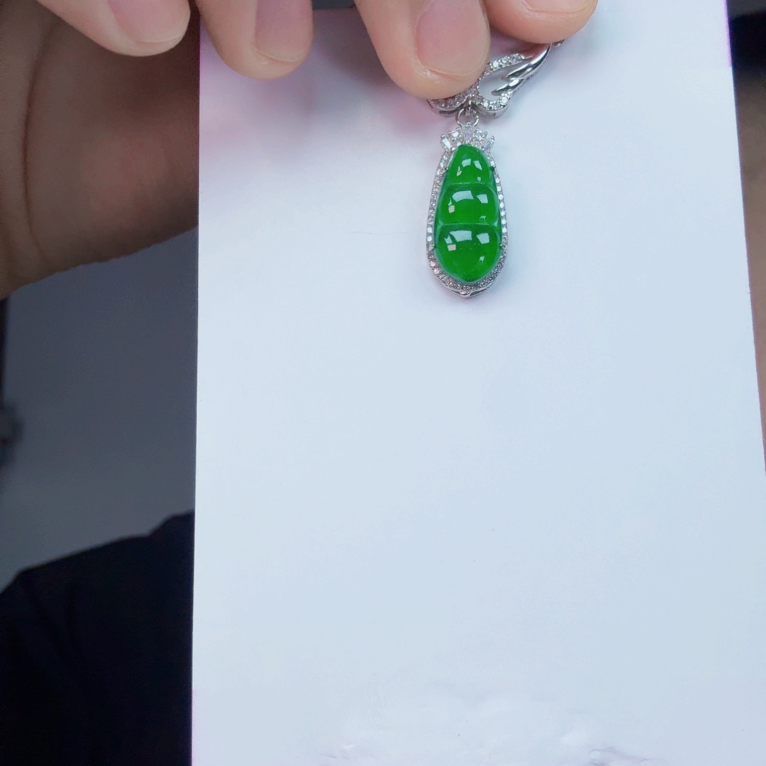 翡翠未镶嵌颈饰一件