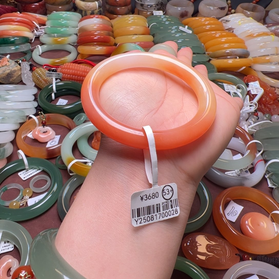 w***u石英岩玉未镶嵌手镯