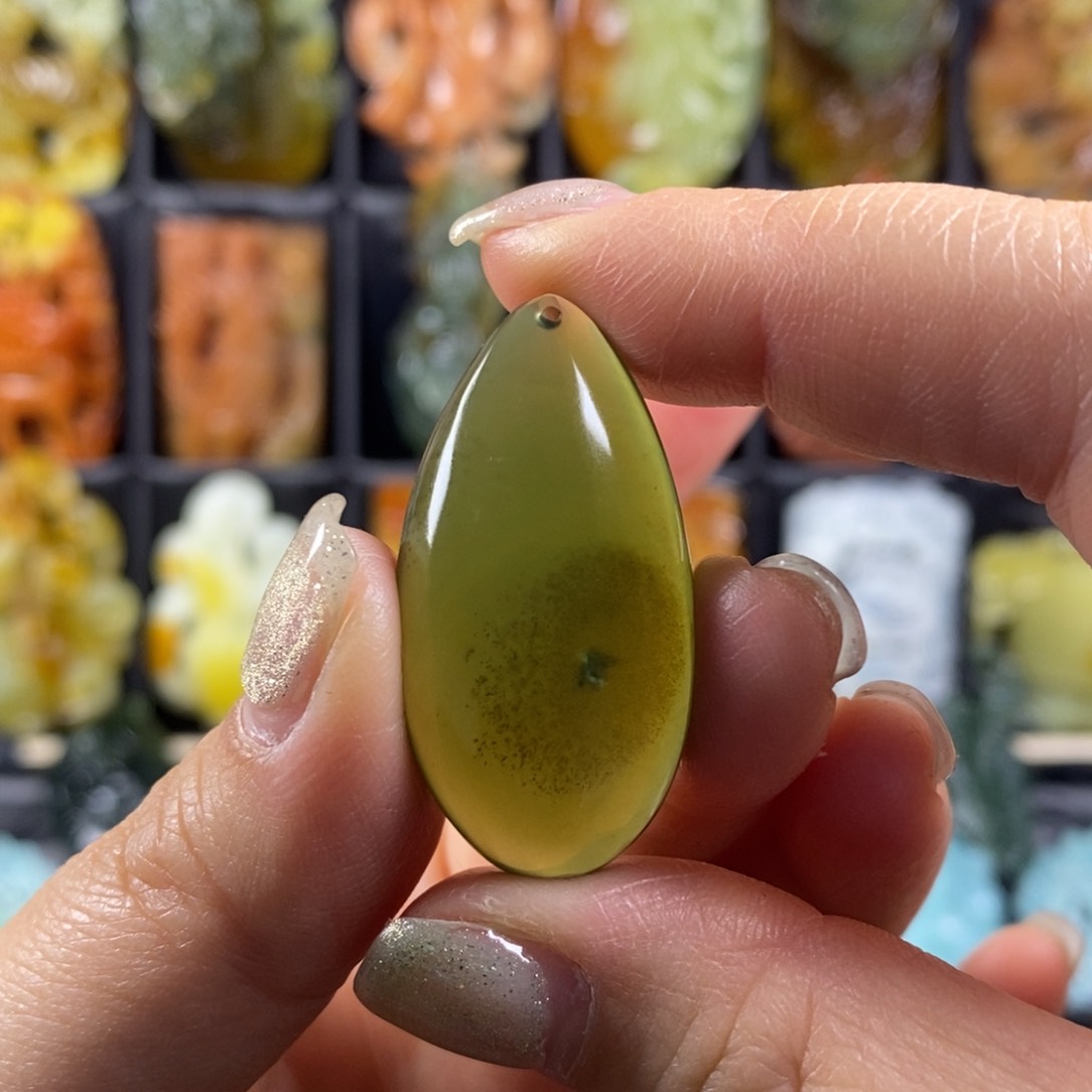 蛇纹石玉颈饰合金