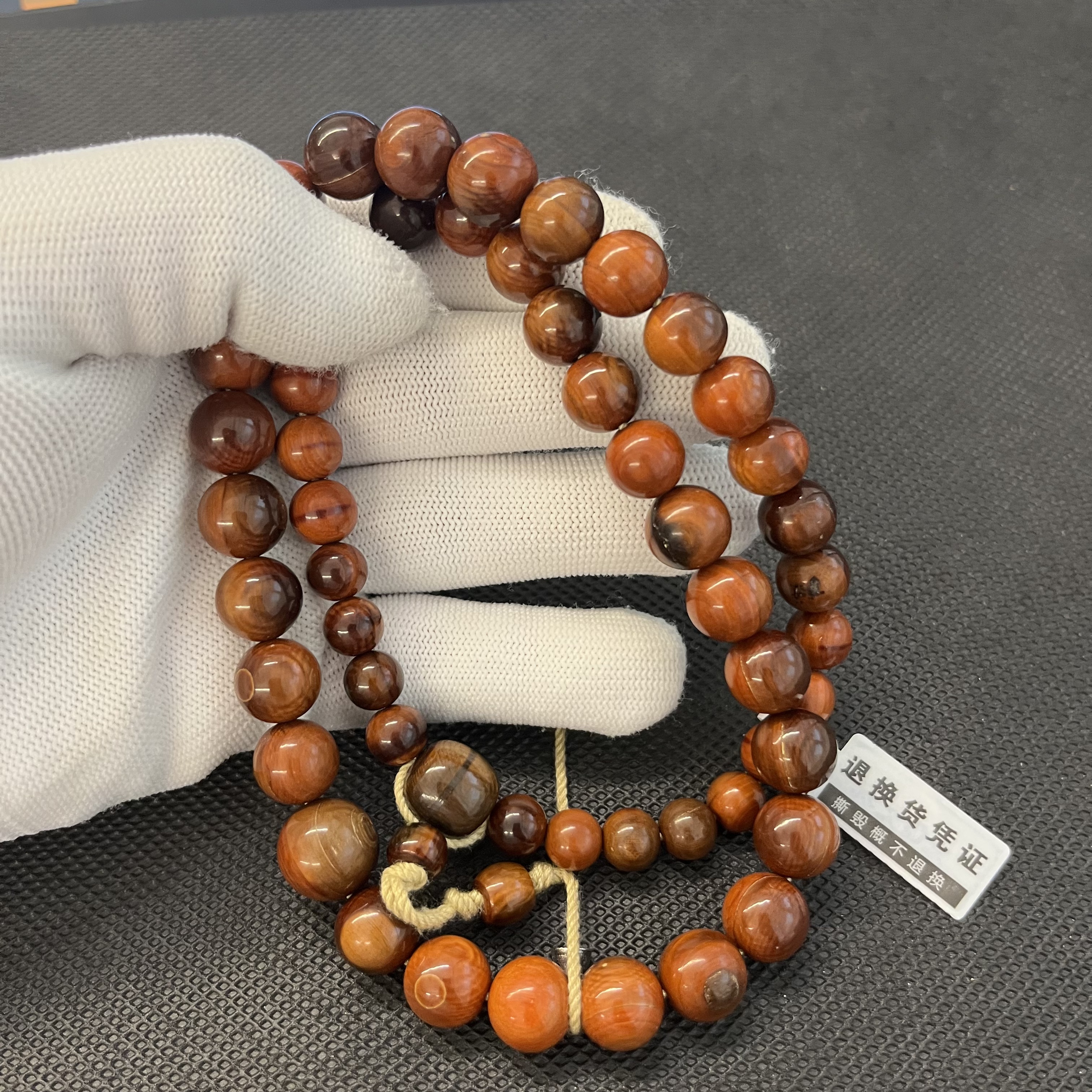 D00366 手持猛犸牙工艺品