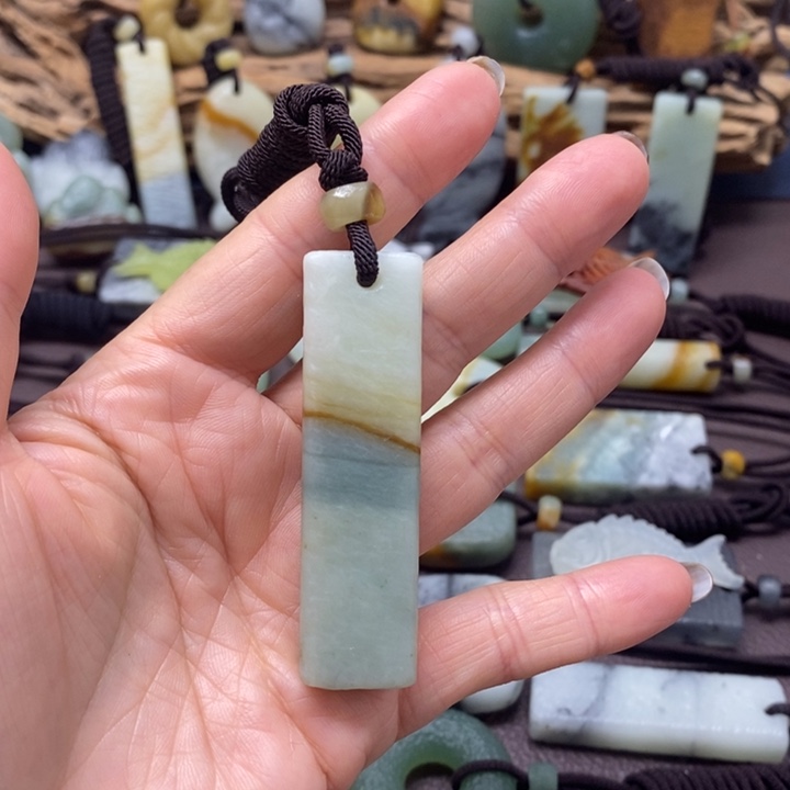 蛇纹石玉未镶嵌颈饰