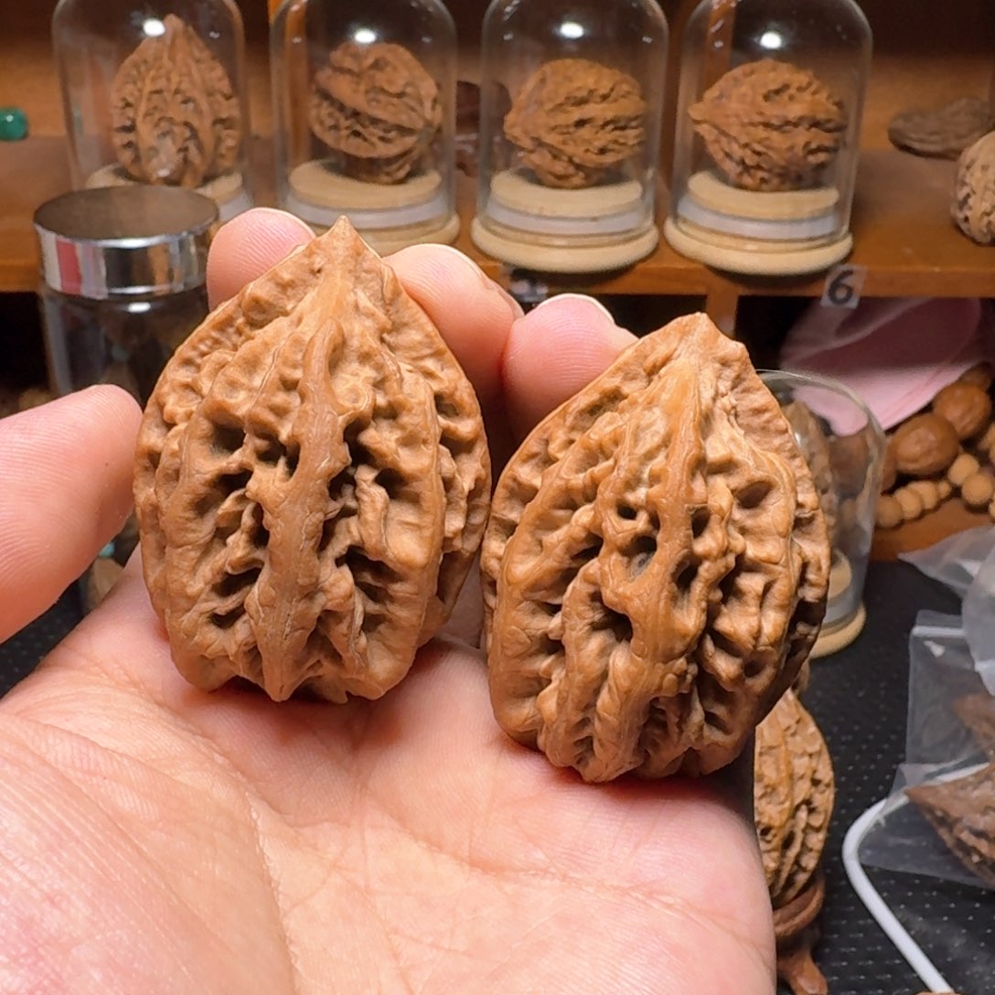 文玩核桃把件沉水红珊瑚