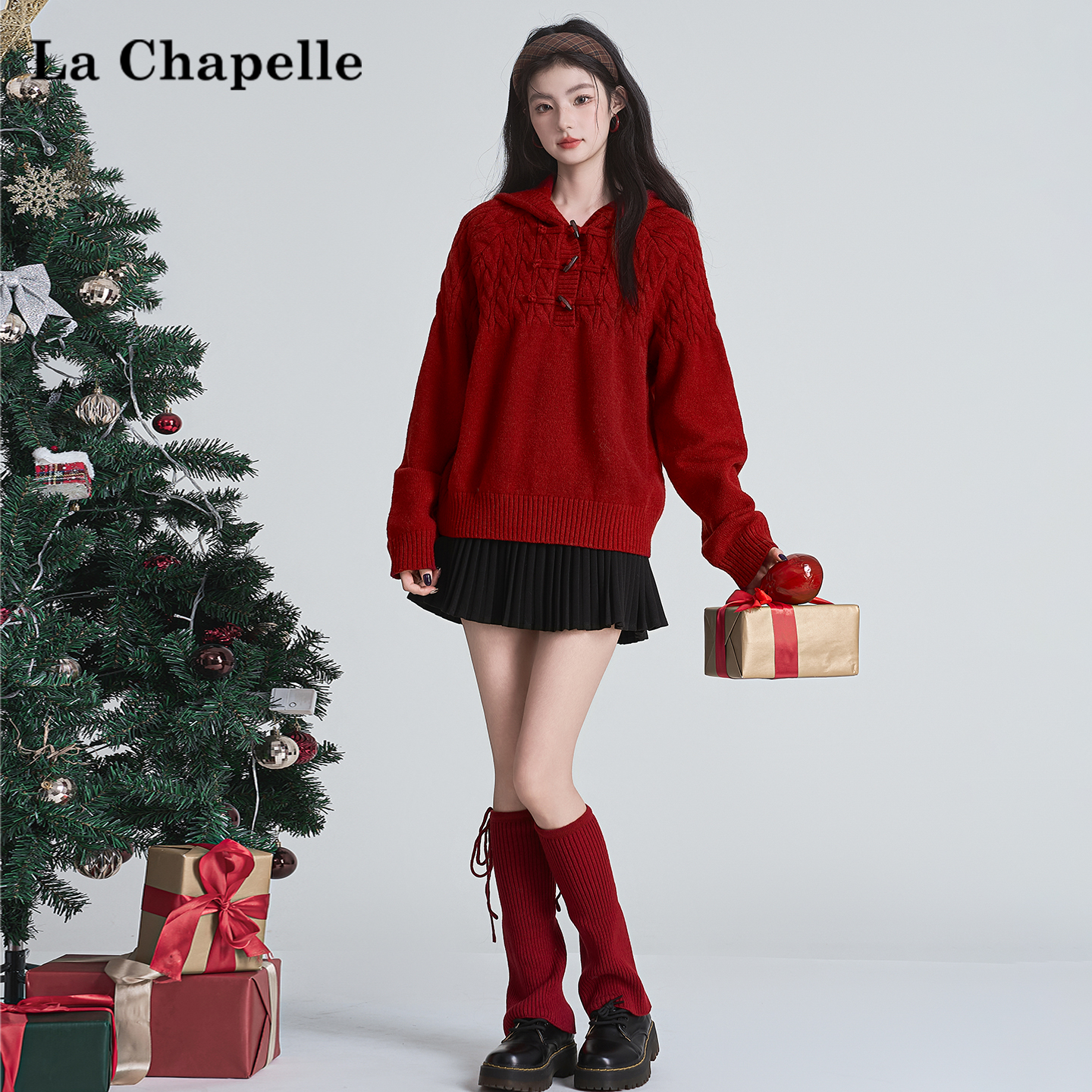 拉夏贝尔圣诞红色连帽针织衫上衣女牛角扣麻花设计感软糯保暖毛衣