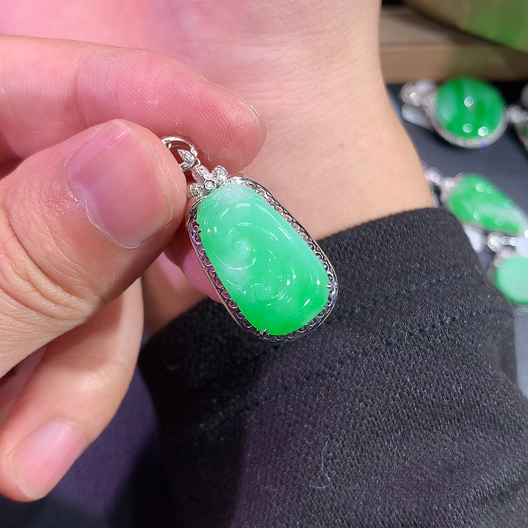 翡翠吊坠(赠链)18K金镶嵌